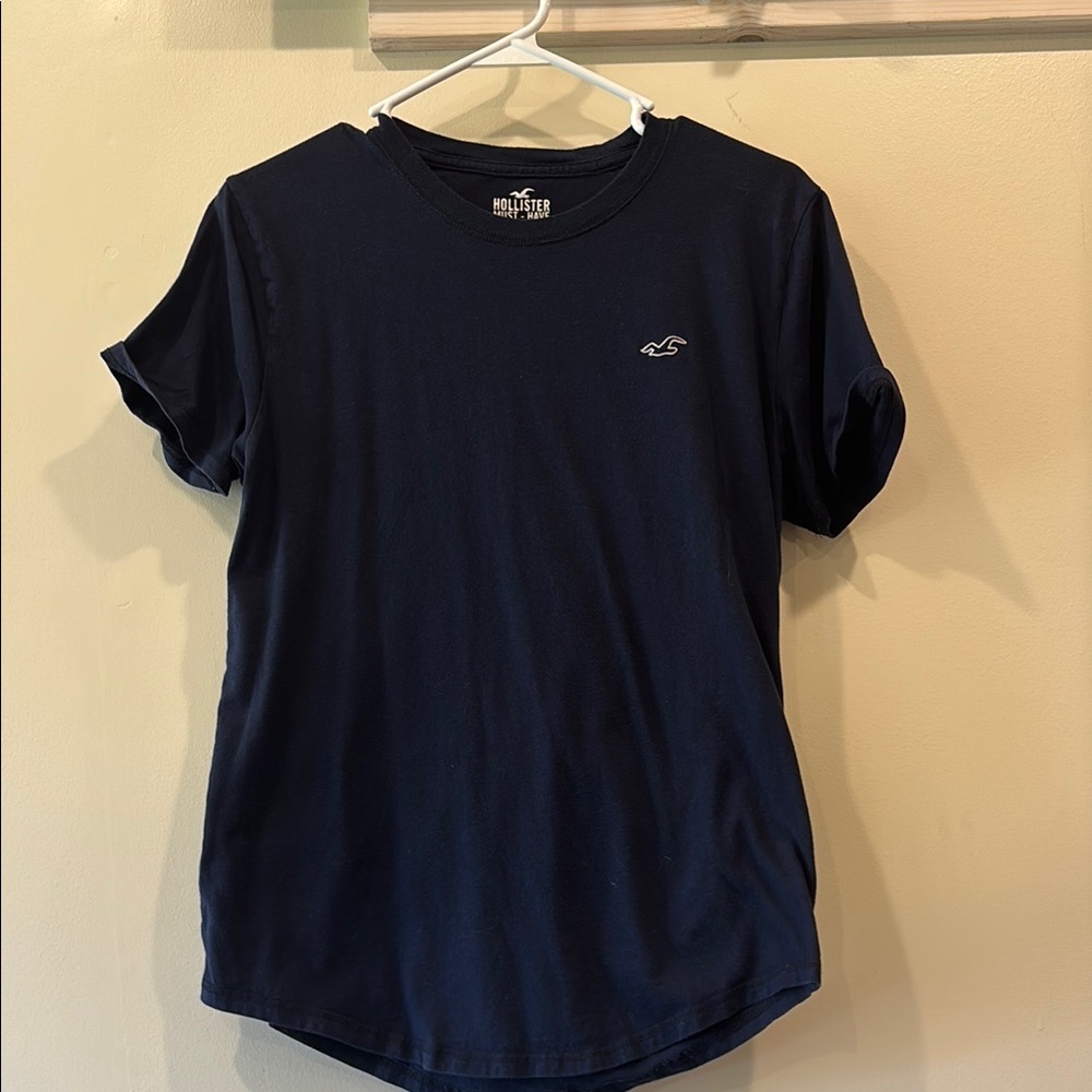 Hollister Men's Navy Blue T-Shirt